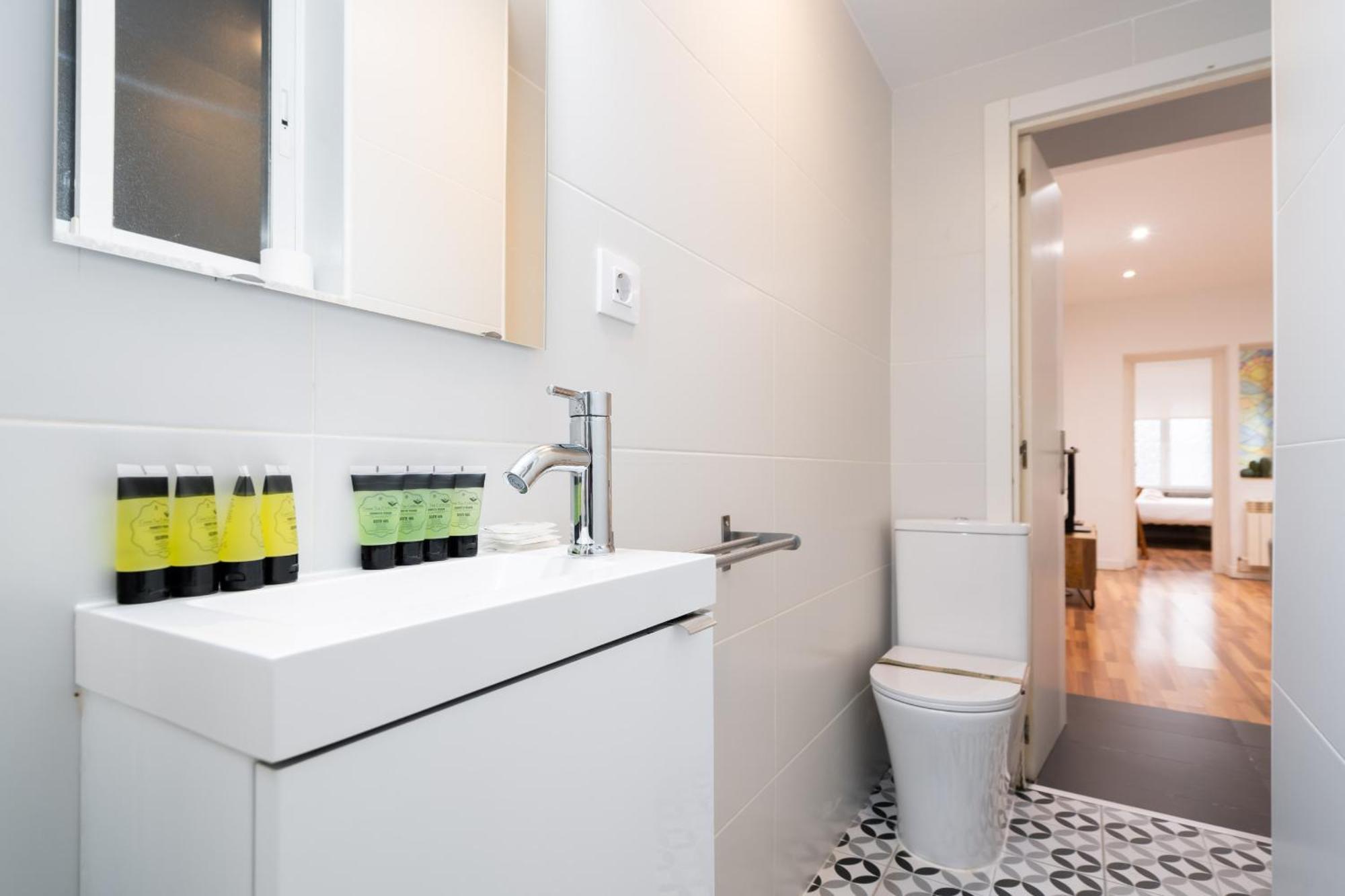 Apartamento En La Plaza De Lavapies Alquiler Temporal Madrid Exterior foto